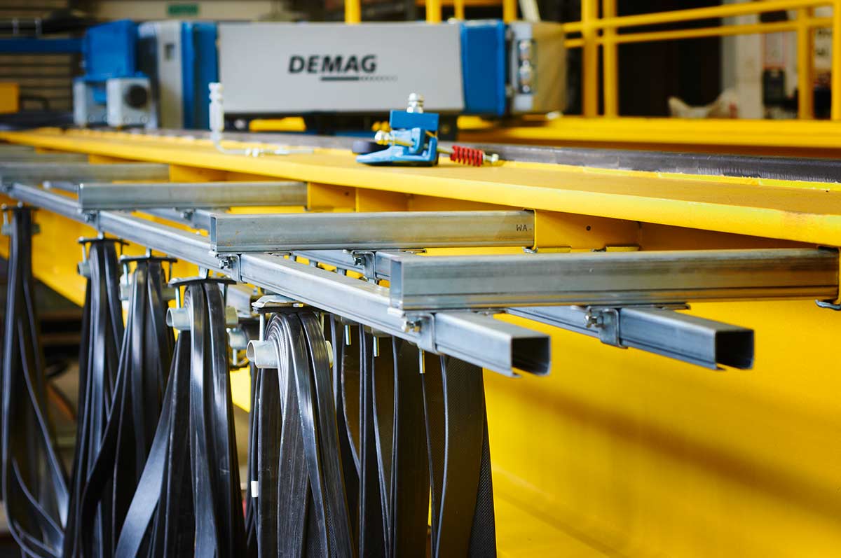 Schleifleitungen werden sortiert. Im Hintergrund die Zwei-Schienen-Katze. ©2013 Horst Nogajski