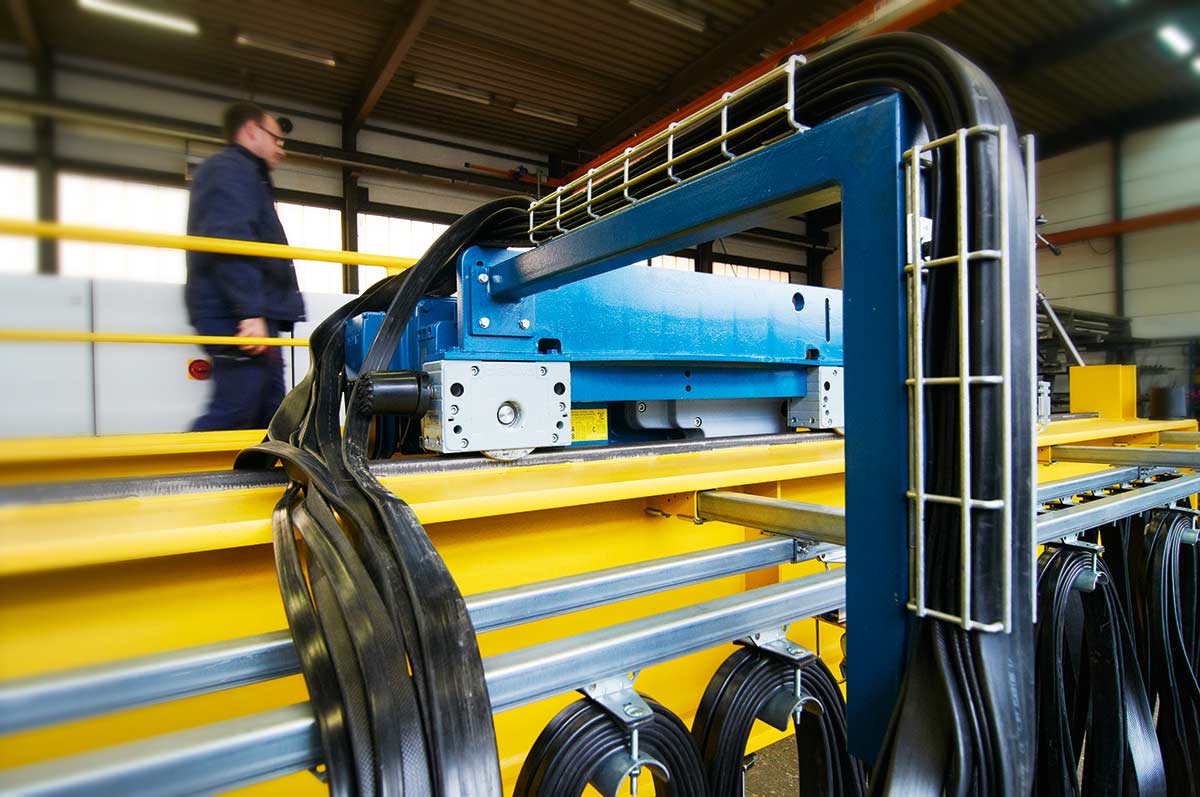 Die Schleppkabel-Anlage sorgt für die Stromversorgung der Anlage. Die Schleifleitungen werden sortiert. ©2013 Horst Nogajski